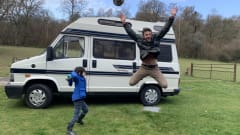 Cyril – Luxury off grid retro camper toilet hot shower 