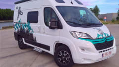 Compacte camper met fietsendrager handig voor een weekendje met 2