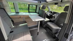 Prachtige Volkswagen California – Almost new. Carefree on the road with this beautiful, compact bus.