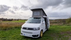 Lola – VW-Campingbus mit 4 Schlafplätzen, Baujahr 2011