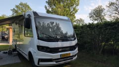 Weinsberg intergraal 4 persoons met level systeem – 4-person Weinsberg integrated motorhome from 2023, automatic transmission, 2 x air conditioning and leveling system