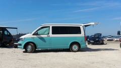 Oceaan blauw – 4 person Volkswagen T6 bus from 2015