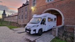 2026 NIEUW! – 🚐 LMC Splinternieuwe ruime half-integraal voor 4 personen