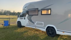 Betty Ann – Betty Ann est un camping-car automatique de luxe à 5 places et 6 couchettes,