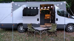 Luxuriöser, autarker Campervan mit Automatikgetriebe.
