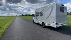 Betty Bob – Betty Bob is een luxe automatische camper met 5 zitplaatsen en 6 slaapplaatsen 