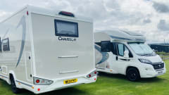 Betty Ann – Betty Ann est un camping-car automatique de luxe à 5 places et 6 couchettes,