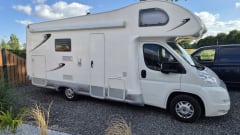 Huisje op wielen – Deze heerlijke comfortabele ruime 4 pers camper met 2 vaste bedden 