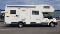 Keurig nette en ruime 6-persoons Chausson uit 2006 met Ford onderstel. 