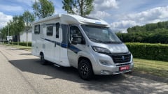 Vrije Vogels – Young luxury Knaus Sky Ti with bicycle carrier + large garage + camera