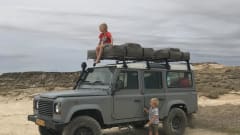 110 grijs – Land Rover Defender 110 with roof tent