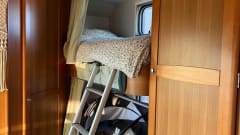 5 persoons gemak op wielen met stapelbed, airco en zonnepaneel 
