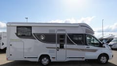 Location de camping-car semi-intégré de luxe Benimar – automatique – 5 places – 2026