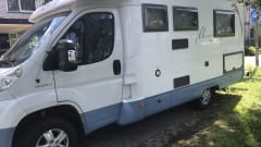 Lovely compact 2-person camper