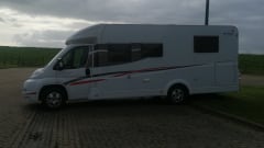 Wohnmobil Teilintegriert mit Einzelbetten und Hubbett  – Sunlight T68