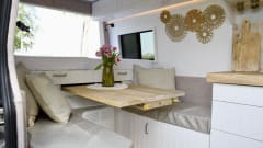 Mercedes Sprinter de luxe tout-terrain (3p) – Voyagez en toute autonomie avec style !