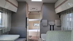 C28 – Zeer luxe 6 pers. Ahorn ,stapelbed, 2x Airco