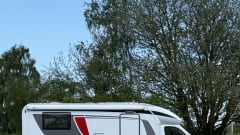 Un camping-car tout équipé pour de merveilleuses vacances en camping.