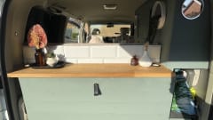 Nissan Elgrand – Cosy and Stylish Camper