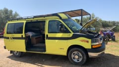 Crazy Yellow Chevy Van per andare tutti "Off Grid".