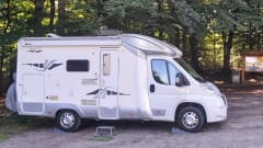 Very neat 6m camper for 3 people. Compact yet spacious!