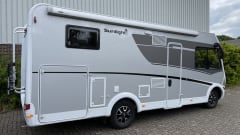 13/21 – Luxurious, complete camper with length beds and a pull-down bed!