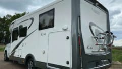 Beautiful camper with the most ideal layout, park your car inside for free