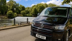     Luxe VW-camper met bed over de volledige breedte.