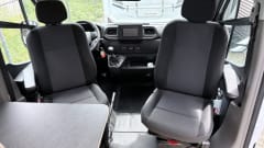 Andre de camperaar – Fijne off-grid camper met lengtebedden 