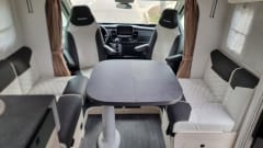 Kampergeluk – Beleef jouw uniek avontuur met onze 4-persoons automaat camper