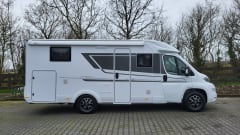 Compact DL – Very spacious camper with air conditioning in the living area and complete inventory