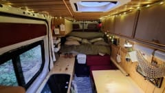 Zweisitziger Mercedes-Benz Off-Grid-Bus aus dem Jahr 2012
