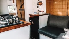 WanderVan Noé – Mooie zelfbouw camper voor 2P+kindje 