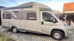 Goldie – Bürstner Ixeo IT 664, Standklima, AHK, Markise, Hubbett