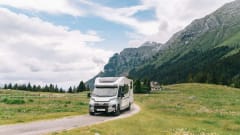 670sl – Camping-car très luxueux avec lit indépendant et beaucoup d'espace pour s'asseoir