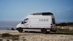 Debie The Van – Zelfbouw Mercedes Sprinter surf bus