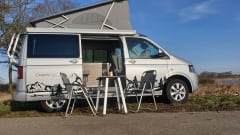 Zilver – Volkswagen T5 automatic California Bus camper with sleeping roof.
