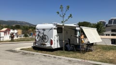 4p Knaus semi-integrated with 2x air conditioning / length beds / lifting bed (electric)