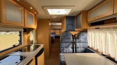 Bel camper semi-integrato Dethleffs per un massimo di 4 persone