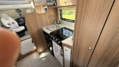 Autocaravan semi-integrato Peugeot a 4 posti letto dal 2020