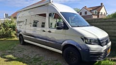 4p VW Crafter offgrid bus uit 2026 met lengtebed, daktent en fietsendrager