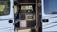 Marge – Campervan met 3 slaapplaatsen, volledig zelfvoorzienend. 