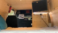 Leah – Beautifully converted wooden interior camper 