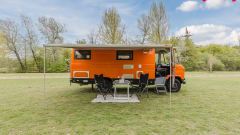 Oranje Mercedez T2 – 3p Mercedes-Benz bus uit 1975