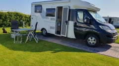 Enjoy our compact, young and luxurious camper (2021)