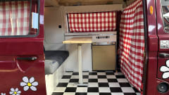 Woodie woodstocker – 2p Volkswagen campervan uit 1984