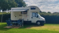 Ruime gezellige Fiat, all risk verzekerd,mobiele airco,vast bed,zonnecel