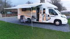 Very luxurious, spacious and comfortable camper with Queen size bed, super complete!