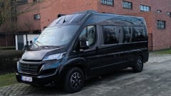 Zwarte camperbus – 2p Carado bus uit 2025