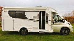 Libby – From 2022!! Good new 4 pers. camper with longitudinal beds and pull-down bed